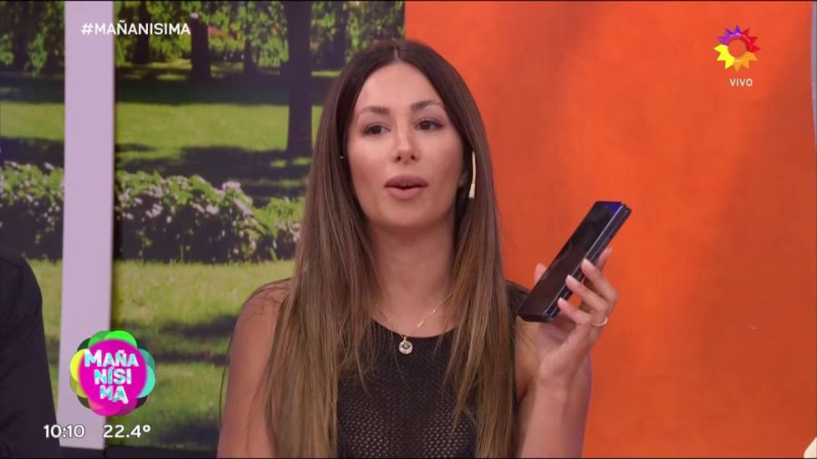 Estefanía Berardi con el celular de Carmen Barbieri