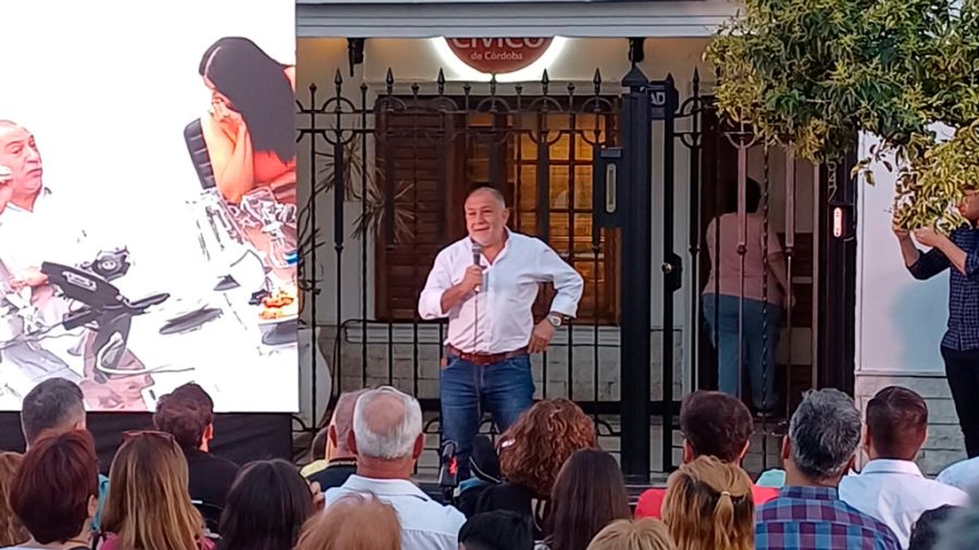 Luis Juez frente a su antigua casa, hoy convertida en sede partidaria