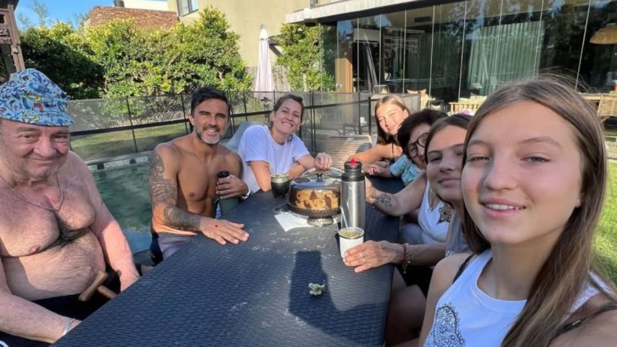 Indiana Cubero junto a Mica Viciconte y su familia paterna