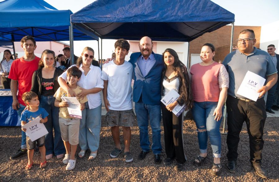 Gildo Insfrán durante una entrega de viviendas en Formosa