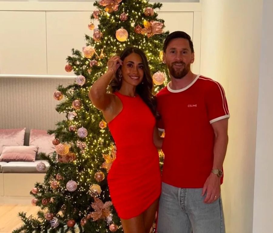 Antonella Rocuzzo y Lionel Messi disfrutando de la navidad