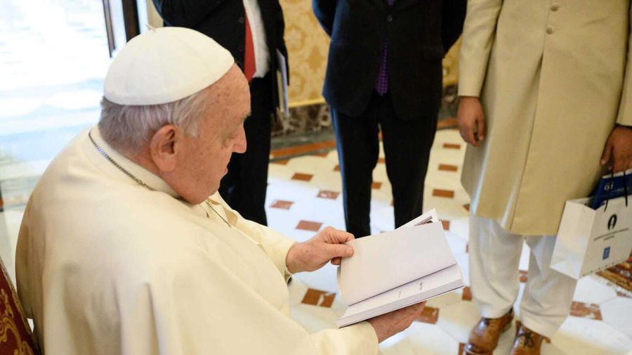 Marwan Gill con Papa Francisco en el Vaticano diciembre 2024