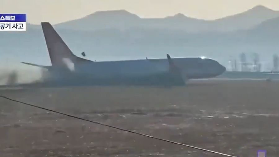 El Boeing de Jeju Aier en Muan, Corea del Sur, instantes antes de estrellarse al final de la pista.