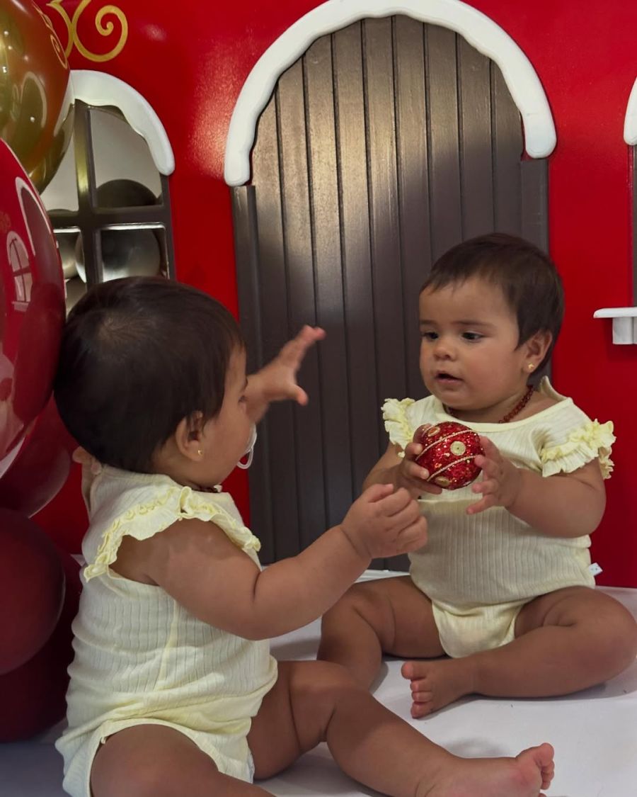 Daniela Celis y Thiago Medina, con sus hijas Laia y Aimé