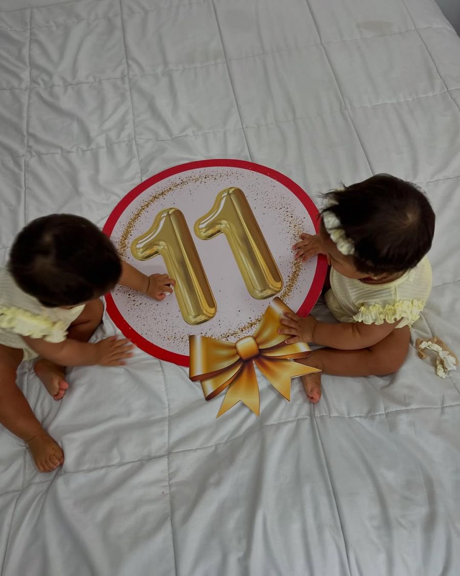 Daniela Celis y Thiago Medina, con sus hijas Laia y Aimé