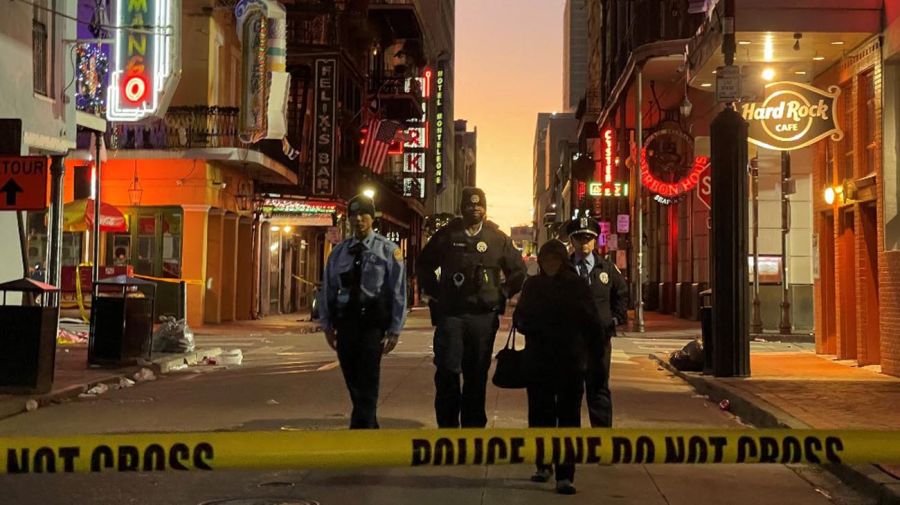 Un vehículo atropelló a una multitud en el Canal y Bourbon Street de Nueva Orleans