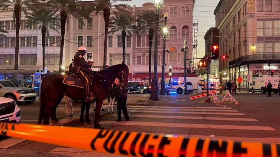 Un vehículo atropelló a una multitud en el Canal y Bourbon Street de Nueva Orleans