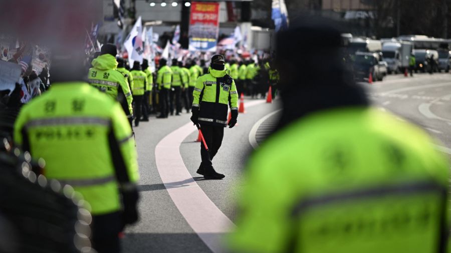 En Corea del Sur intentan detener al suspendido presidente Yoon Suk Yeol, que resiste atrincherado en su residencia.