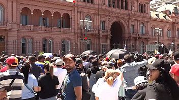 Venezolanos frente a Casa de Gobierno, esperando el saludo de Edmundo González Urrutia.