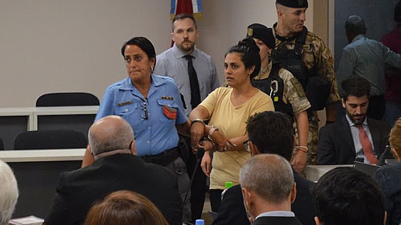 Brenda Agüero llega esposada al juicio