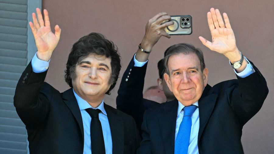 Fotogaleria El presidente de Argentina, Javier Milei y el líder de la oposición venezolana, Edmundo González Urrutia, saludan a sus partidarios reunidos en la Plaza de Mayo