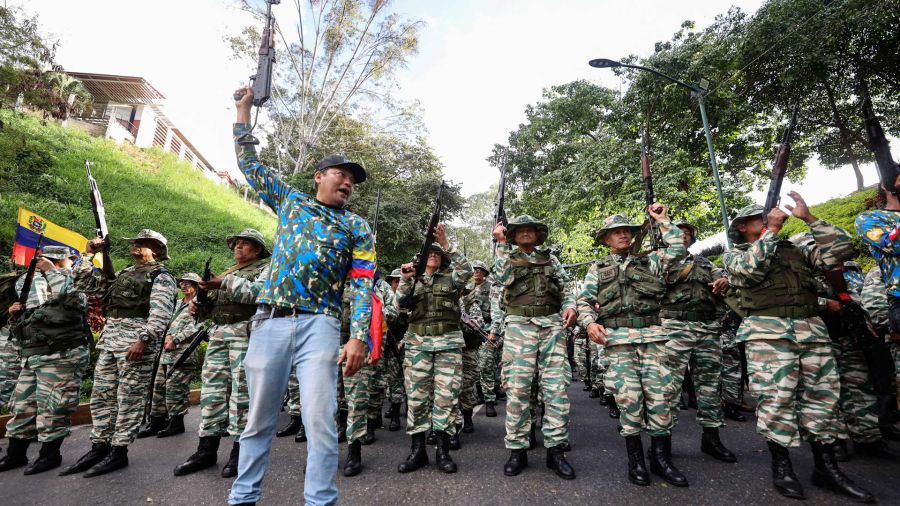 Fotogaleria Miembros de la Milicia Bolivariana y partidarios del gobierno levantan fusiles de asalto mientras participan en una manifestación durante una marcha de juramentación de las fuerzas combatientes en Venezuela