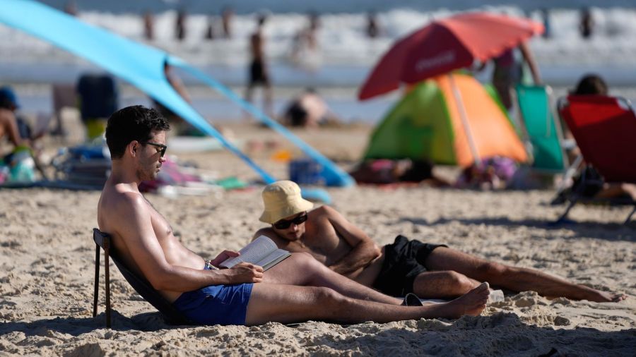 Fotogaleria Turistas leen libros en la playa Sur, en Cabo Polonio, en el departamento de Rocha, Uruguay