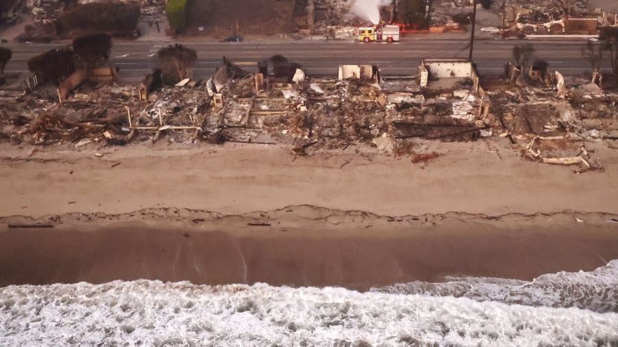 En Malibu el fuego destruyó por completo muchas propiedades frente al mar valuadas en millones de dólares.