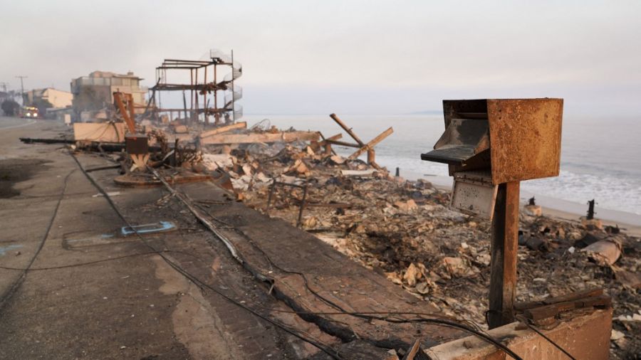 En Malibu el fuego destruyó por completo muchas propiedades frente al mar valuadas en millones de dólares.