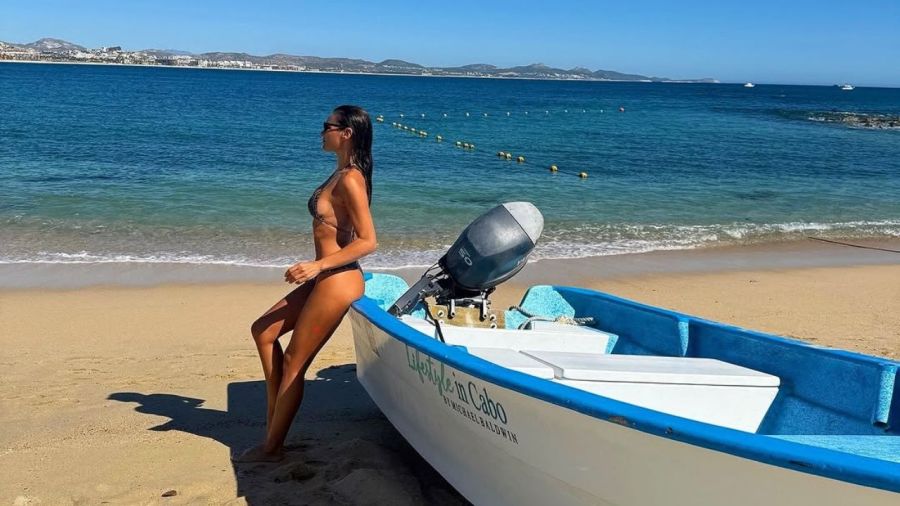 Pampita posando junto al mar