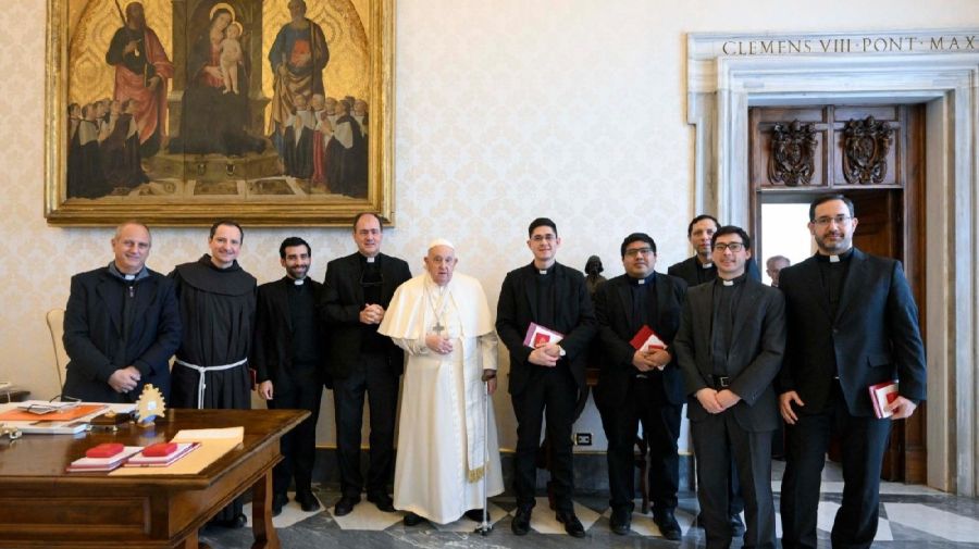 El Papa Francisco con el brazo inmovilizado