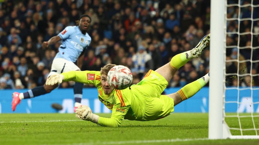 Fotogaleria El arquero inglés del Salford City, Matt Young, observa cómo no puede impedir el gol del mediocampista belga del Manchester City, Jeremy Doku