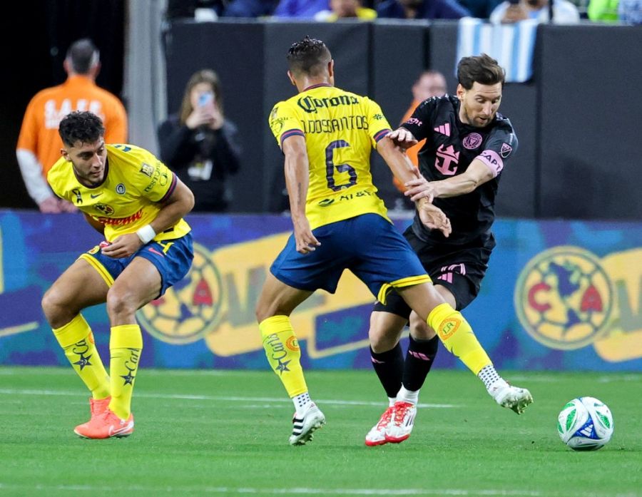 Lionel Messi jugando contra el América de México