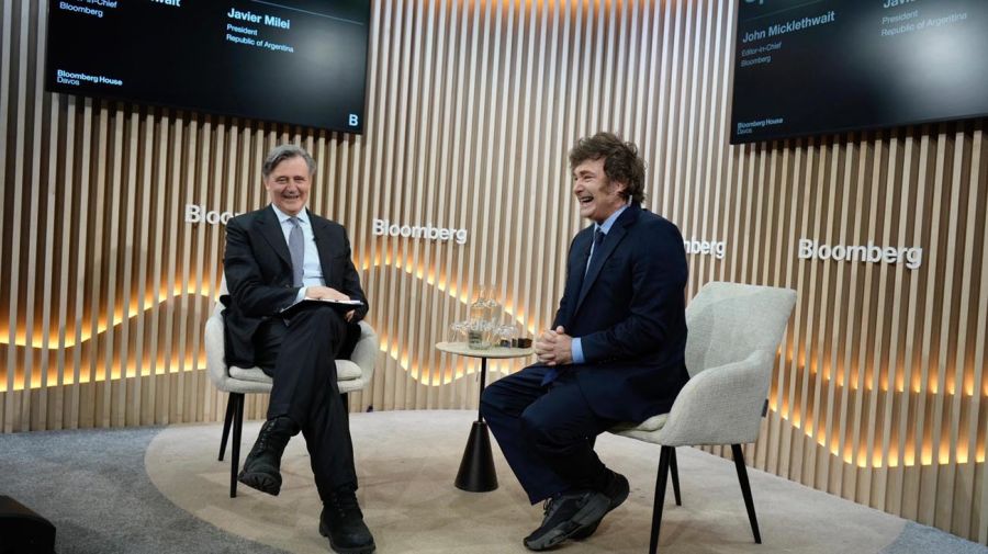 El presidente Javier Milei en la entrevista con la Agencia de Noticias Bloomberg