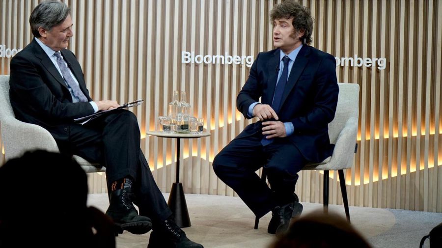 El presidente Javier Milei en la entrevista con la Agencia de Noticias Bloomberg