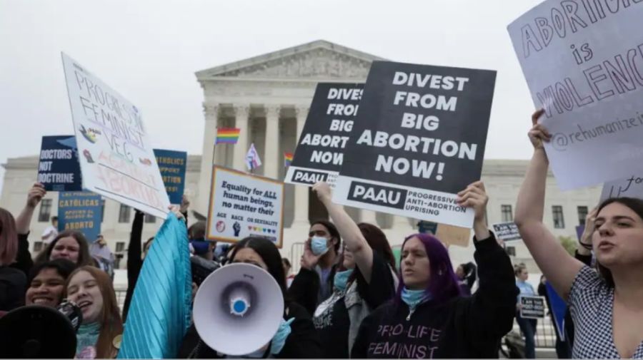 Donald Trump indultó a militantes antiaborto condenados por bloquear una clínica de salud reproductiva