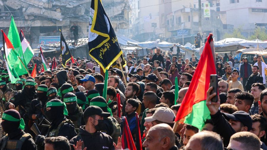 Miembros de Hamás en el lugar donde las cuatro rehenes israelíes fueron entregadas a la Cruz Roja.