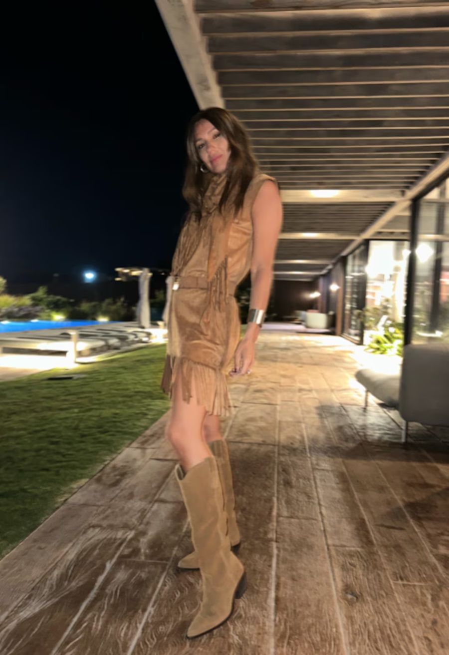 Vestido marrón sin mangas al estilo Pocahontas, el impactante look que lució Pampita gracias a un emprendedor