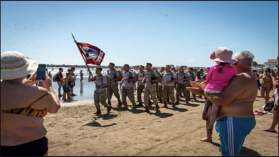 Demostración de fuerza y destreza por parte del Grupo de Artillería Antiaérea 601 del Ejército Argentino en Playa Grande, Mar del Plata