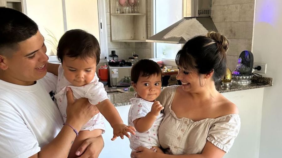 El primer cumpleaños de las hijas de Daniela Celis y Thiago Medina 