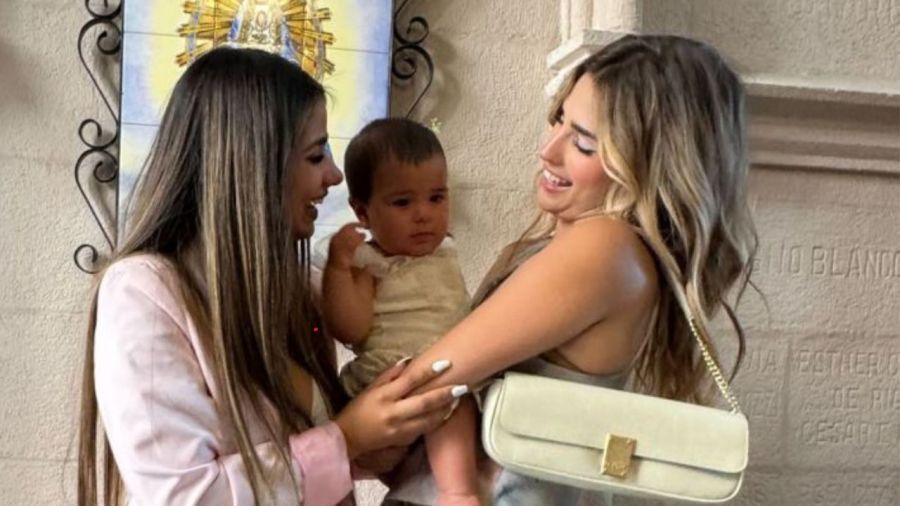 Juli Poggio junto a una de las hijas de Daniela Celis