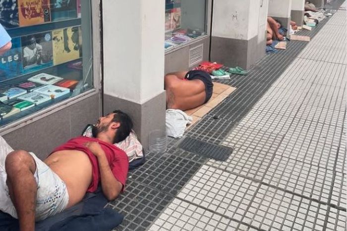 La foto viralizada en redes, una postal de la pobreza en la Ciudad.