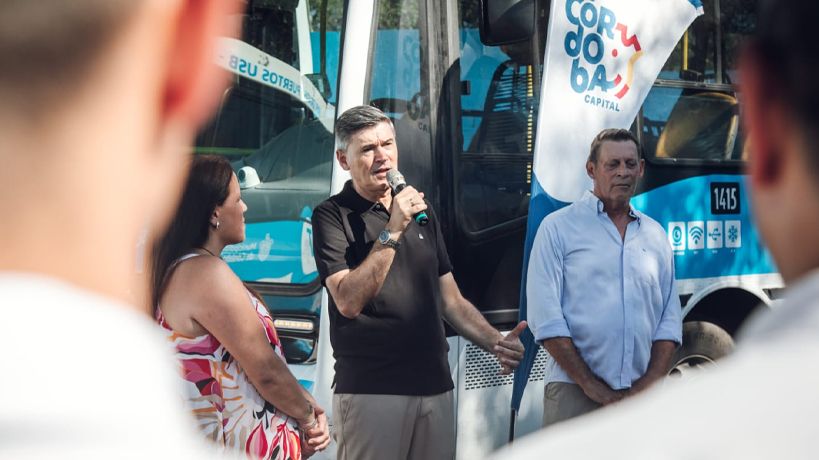 Passerini presentando la línea 76 en Valle Escondido