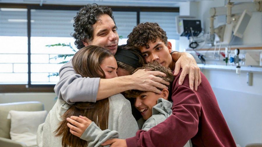 Ofer Kalderon, en el emotivo abrazo con sus hijos luego de ser liberado por Hamás.