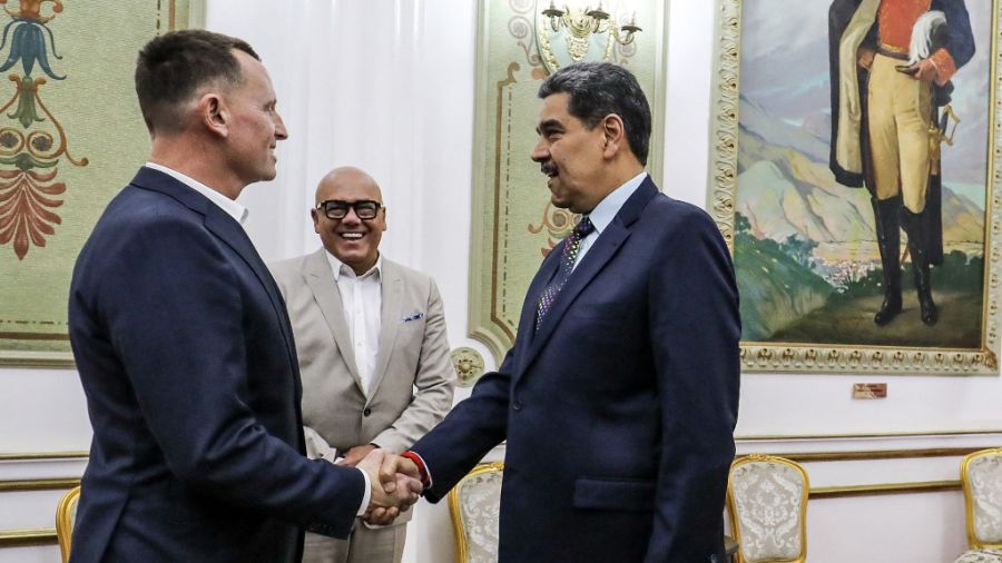 Maduro saluda al enviado especial de Donald Trump, Richard Grenell, en Caracas.