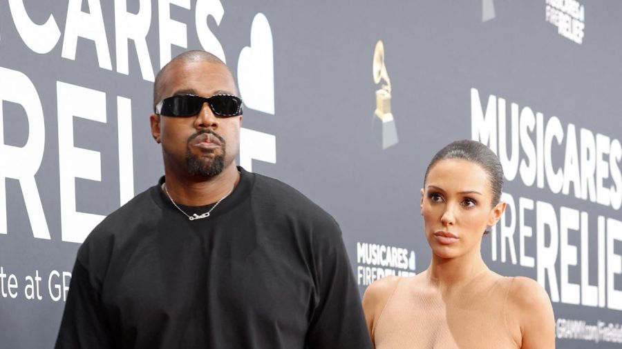 Kanye West y Bianca Censori en los Grammys 2025