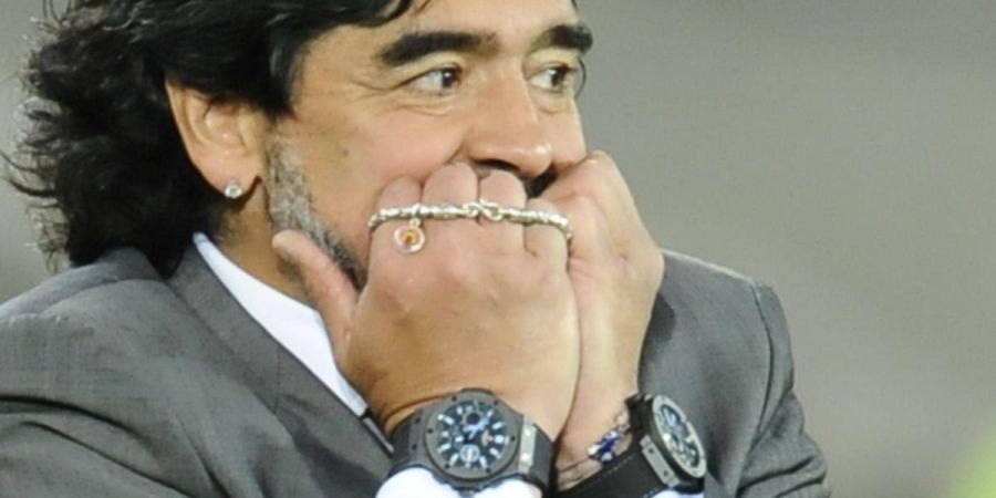 Diego Maradona con dos relojes