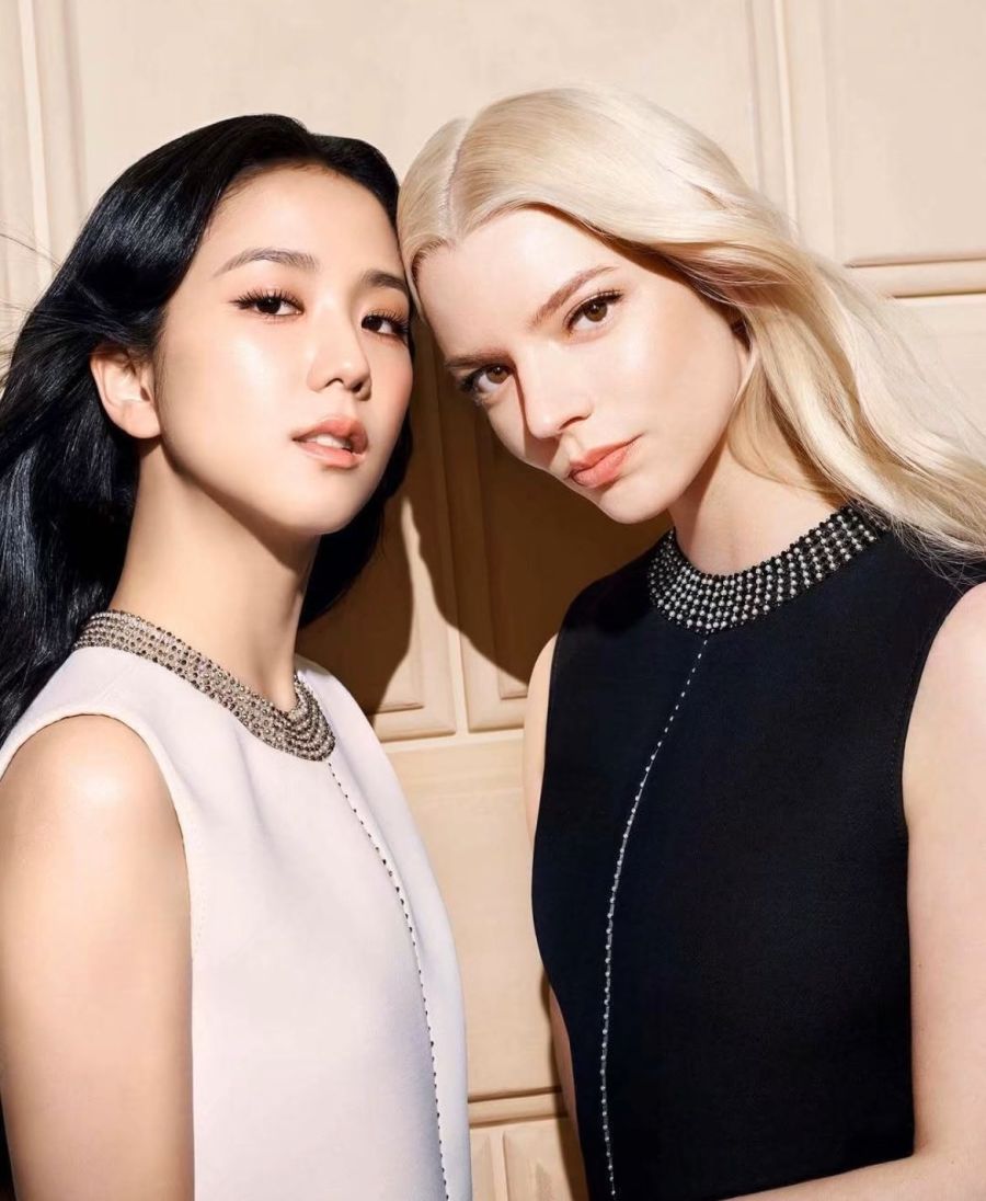 Jisoo y Anya Taylor-Joy