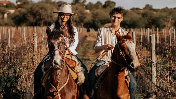 Parejas a caballo en las sierras