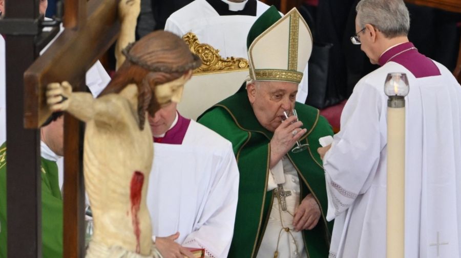 20250215 El papa Francisco bebe mientras celebra una misa por el Jubileo de las Fuerzas Armadas en la plaza de San Pedro en el Vaticano el 9 de febrero de 2025