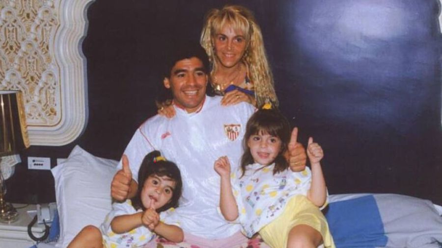 Dalma, Giannina, Claudia Villafañe y Diego Maradona