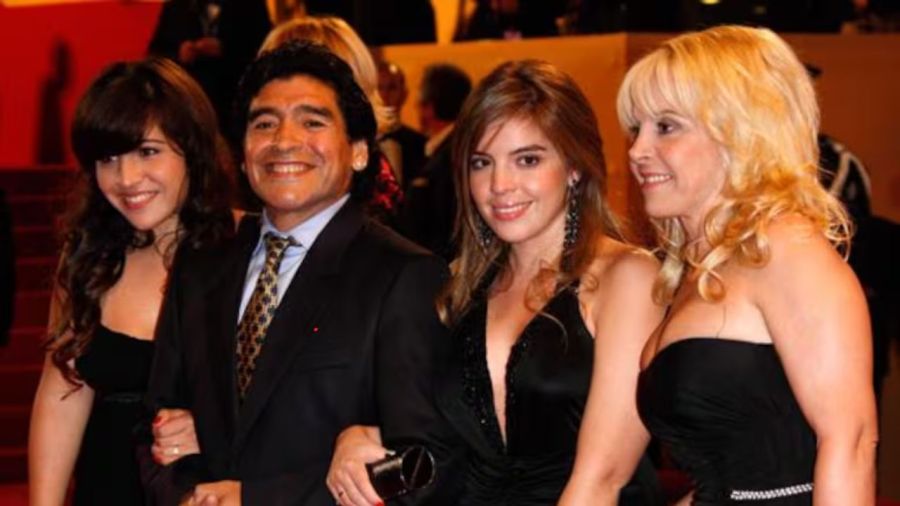 Diego Maradona y Claudia Villafañe junto a sus hijas