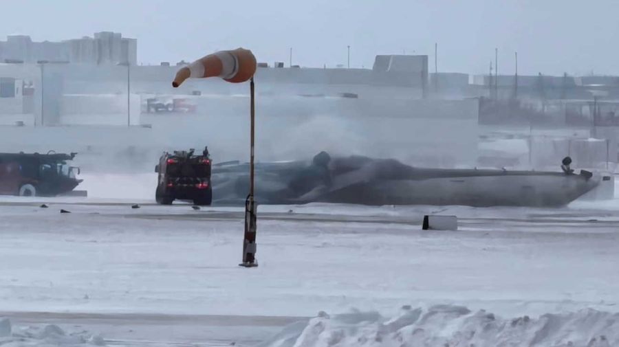 Un CRJ 900 de Delta Airlines se estrelló y quedó volcado en el Aeropuerto Pearson de Toronto.