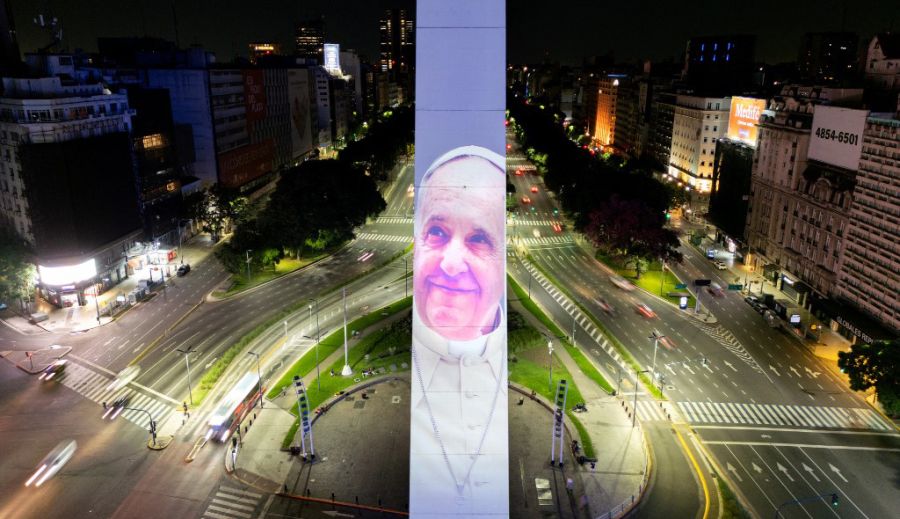 En el Obelisco porteño se mostraron fotos y mensajes de aliento al Papa Francisco, orando por su recuperación.