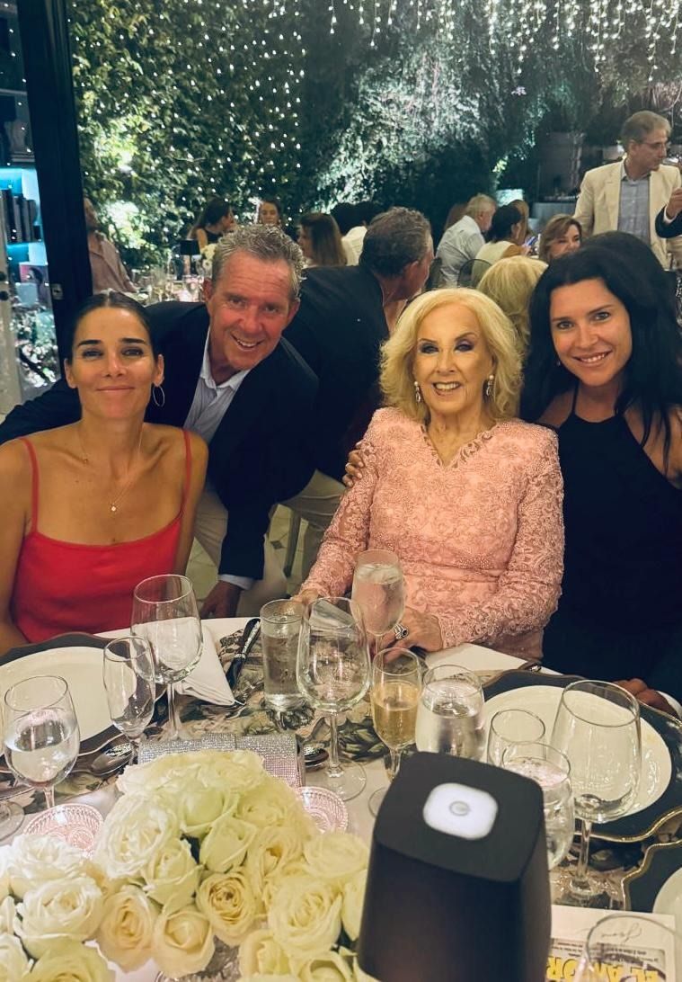 Carlos y Stefanie Schuster en el cumpleaños de Mirtha Legrand