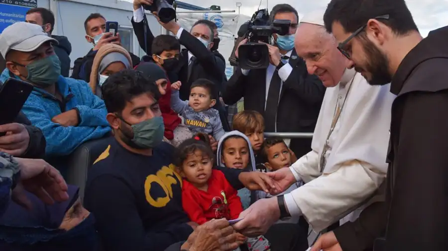 Papa Francisco con imigrantes