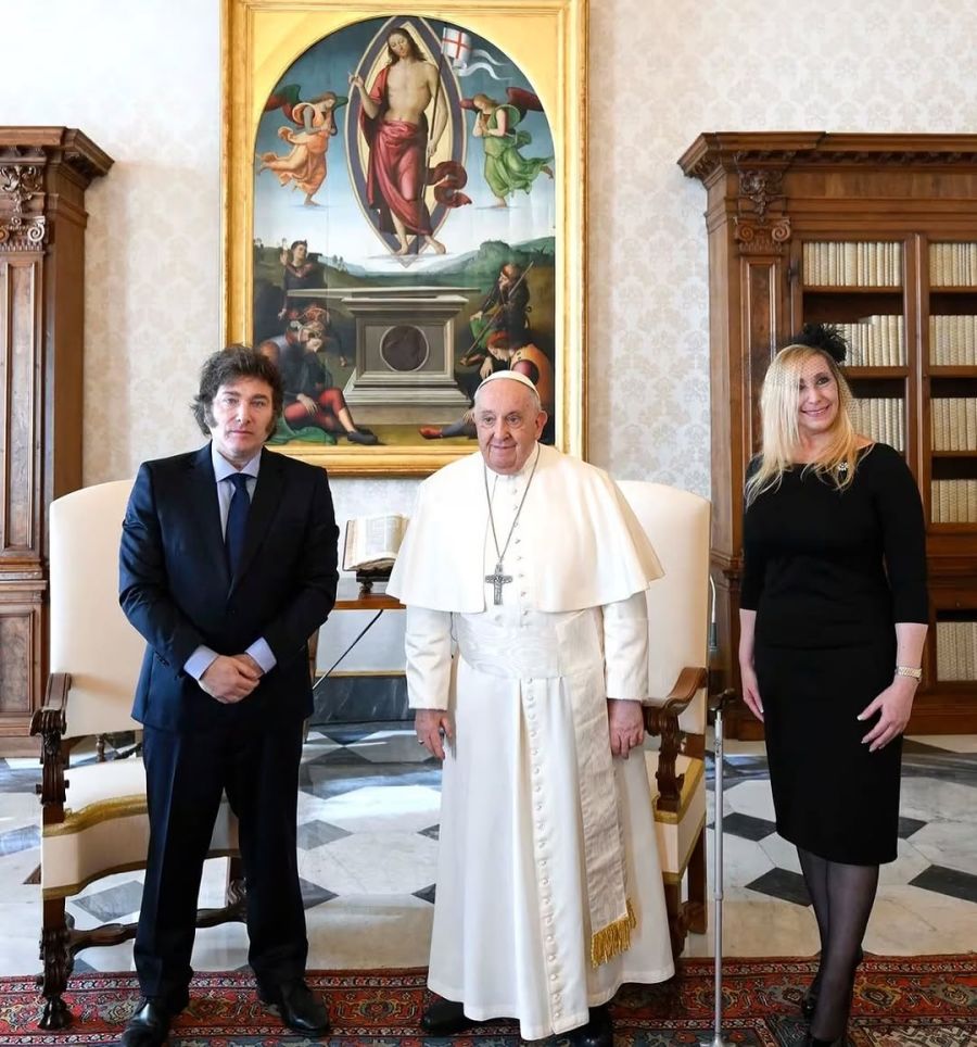  Cristina Fernández de Kirchner, Juliana Awada, Fabiola Yañez, Karina Milei y Victoria Villarruel con el Papa Francisco