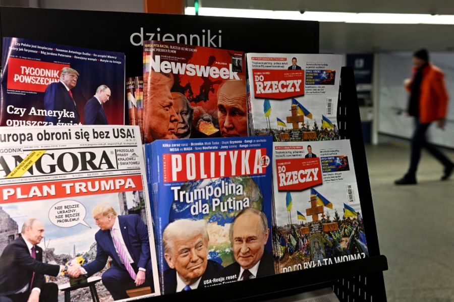 Kiosco de revistas con tapas de Vladímir Putin y Donald Trump