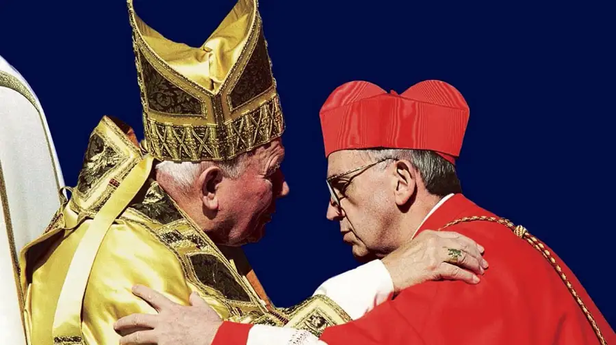 El Cardenal Jorge Bergoglio y el papa Juan Pablo II