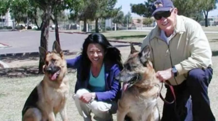 Betsy Arakawa, Gene Hackman y sus perros Gene y Keanu